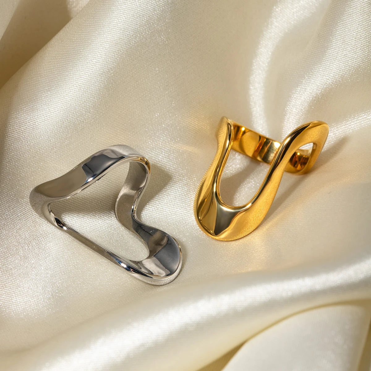 Twisted Geometric Ring