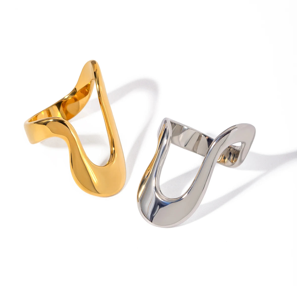 Twisted Geometric Ring